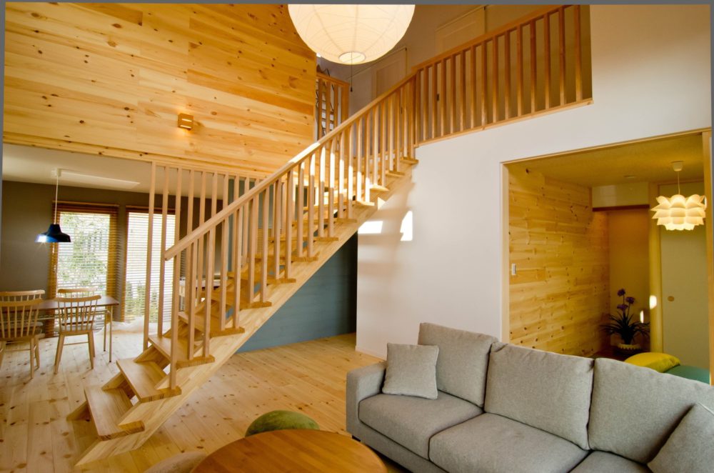木質感豊かなリビングです。吹抜けの壁は、厚み３０mm松板（無垢材）です。