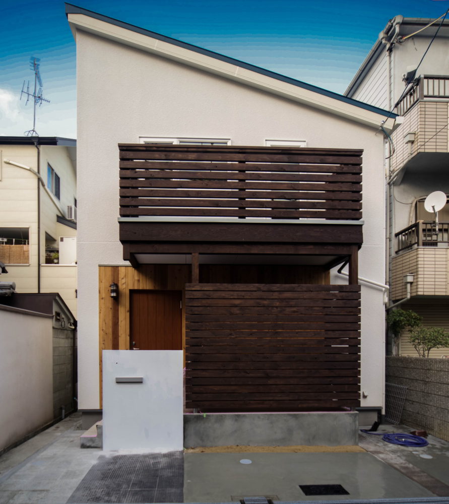 大阪市内のコンパクトな敷地に建つＨ様宅。南側玄関で、リビングは大きな吹抜けと共に北面に配置されています。