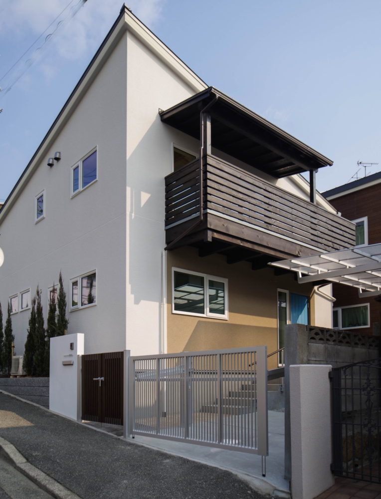 神戸市灘区に建つＳ様宅。建物の角を起点にした切妻屋根のお宅です。手前の屋根がシャープにとんがって見えるのはそれが理由です。