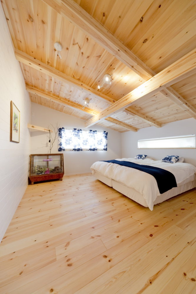 山小屋風な雰囲気を持つユニークな寝室。