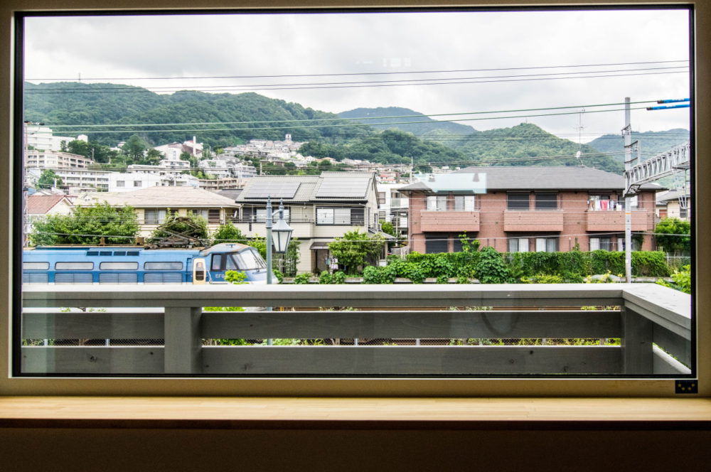 六甲山系でだけではなく列車もま近かに見ることのできる欲張りなリビングの窓。