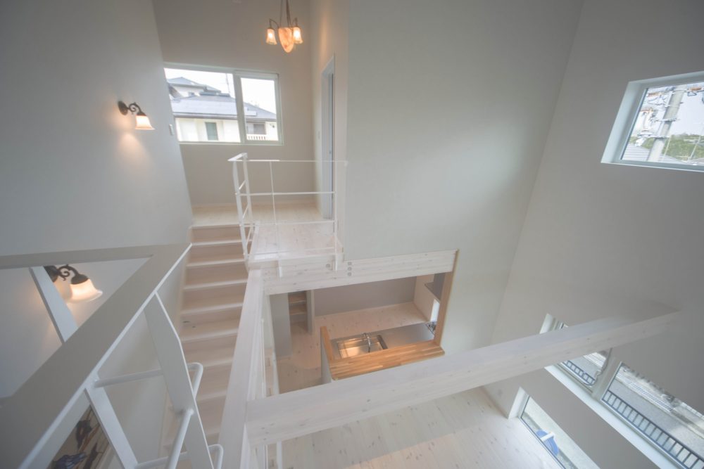2階ホールから見た階段室。シャープにデザインされたスティール製手摺が吹き抜け空間をモダンに演出しています。