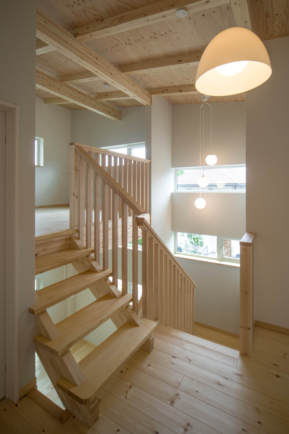 2階各プライベート空間から階段ホールを介して家族共通のステップﾟフロアーになったファミリールームにつながります。