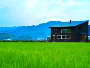 田園と調和する薪ストーブのある家 写真